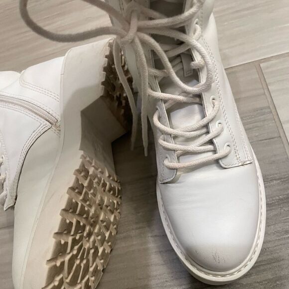 All white heeled boots - Picture 13 of 13